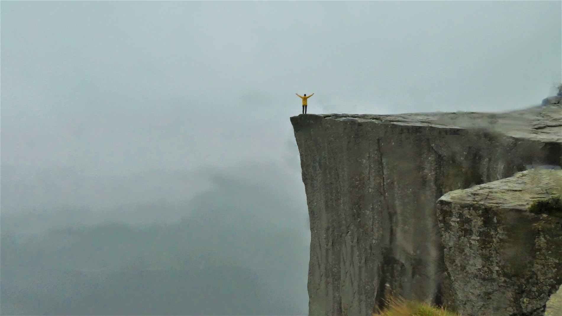 Preikestolen ist eine natürliche Felsplattform in Ryfylke in der norwegischen Provinz Rogaland